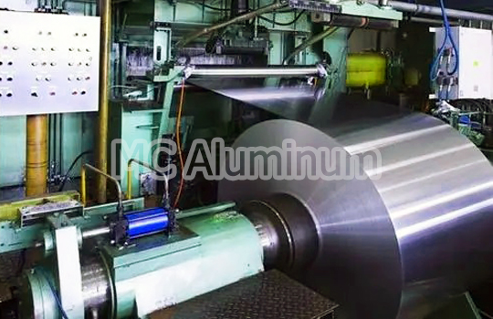 Proceso de laminado de papel de aluminio.